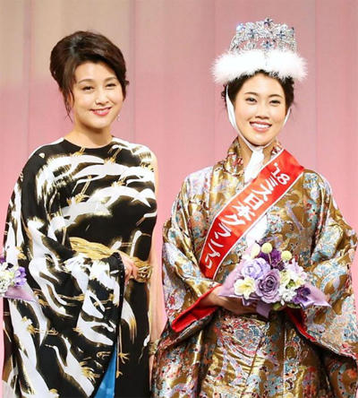 Norika Fujiwara - Hoa hậu Nhật Bản 1992 - trao giải cho