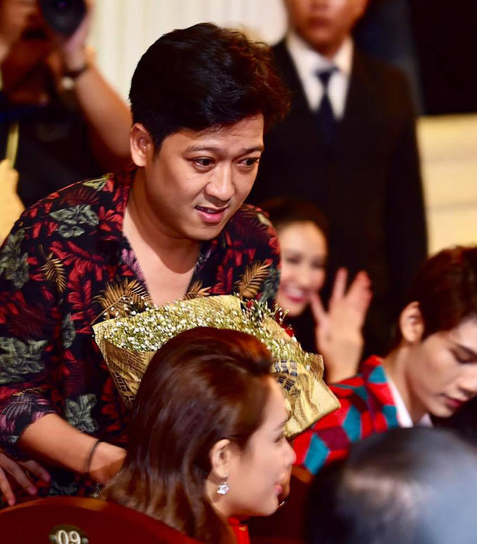 Trường Giang xuống trao nhẫn cho Nhã Phương.