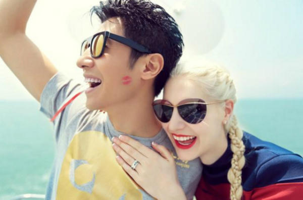 Lisa hạnh phúc bên MC Táp Bối Ninh.