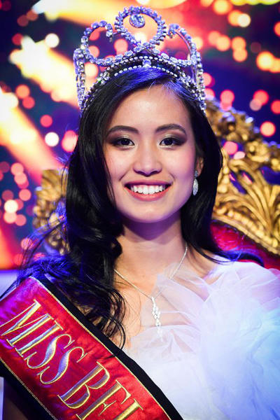 Bố mẹ Angeline Flor Pua đều là người Philippines nhưng cô sinh ra tại Bỉ. Mẹ cô làm việc tại một tiệm giặt là.