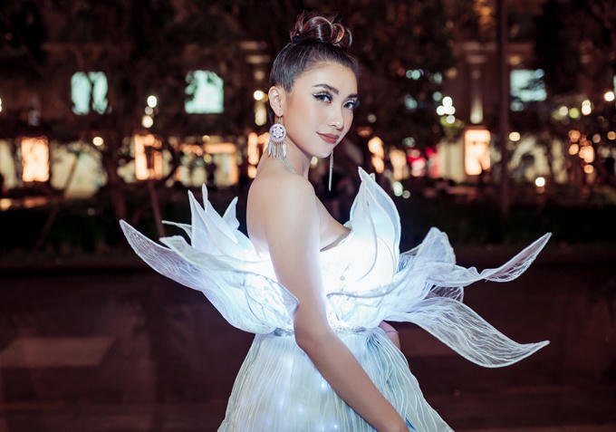 Tiêu Châu Như Quỳnh diện váy tạokhối cánh hoa được cài 3.000 chiếc đèn led khiến khán giả lầm tưởng nữ ca sĩ đang tham dự lễ hội hóa trang hơn là tiệc trao giải của năm.