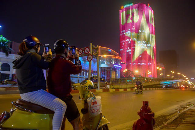 Một số người dân đi qua ngã tư Láng Hạ Huỳnh Thúc Kháng, Thái Hà đã nán lại để lưu giữ hình ảnh hiếm có này.