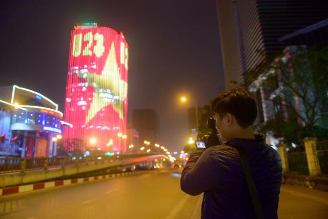 Hình ảnh hàng triệu đèn led sáng rực thu hút nhiều tay máy chuyên nghiệp đến chụp hình.