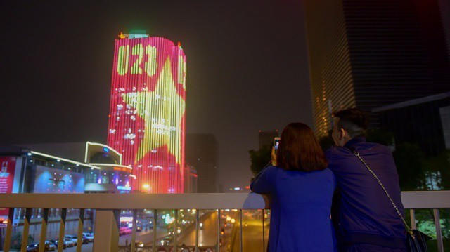  Nhiều người dân thích thú với hình ảnh ấn tượng này. 