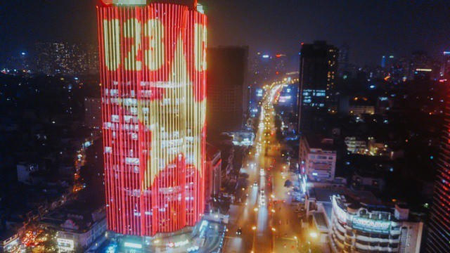 Hiệu ứng đèn led nhuộm đỏ cả một góc trời Hà Nội