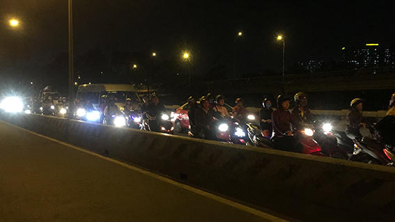 hai co gai nhay cau binh trieu nghi tu tu bat thanh hinh anh 2