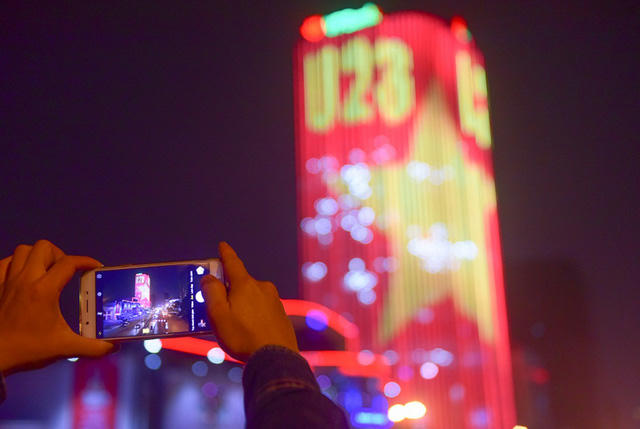 Hoặc ghi lại giản đơn bằng máy điện thoại sẵn có.