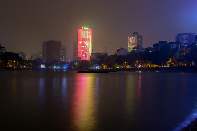 Một góc nhìn khác từ hồ Hoàng Cầu hướng về phía tòa nhà.