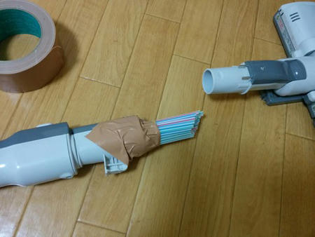 Công dụng bất ngờ của ống hút gắn vào máy hút bụi - 1