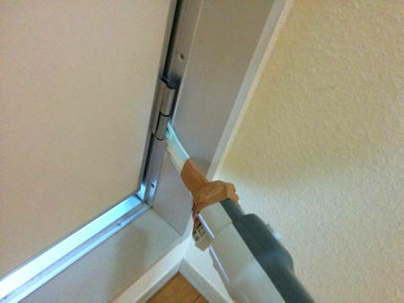 Công dụng bất ngờ của ống hút gắn vào máy hút bụi - 5