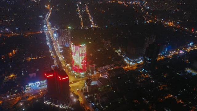 Cả một tòa cao ốc rực sáng quốc kỳ cổ vũ U23 Việt Nam