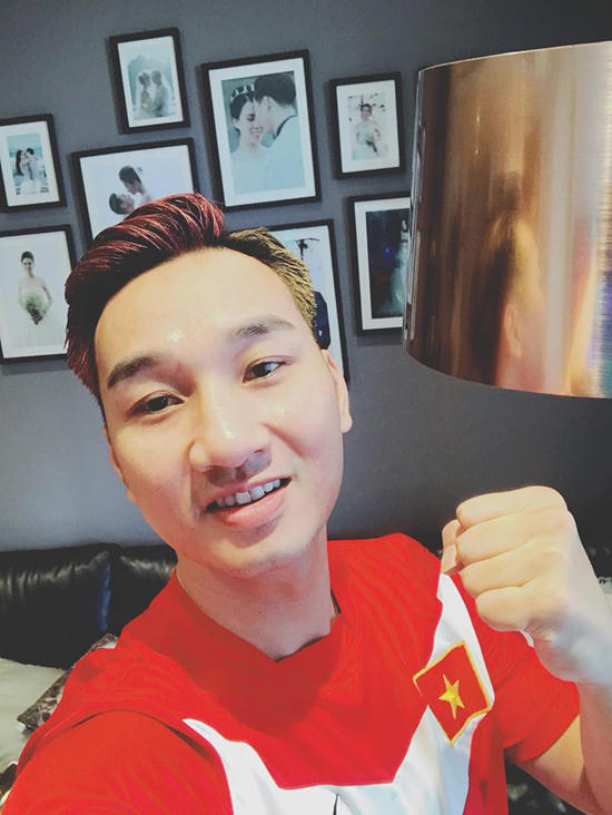 MC Thành Trung theo dõi trận bán kết tại nhà