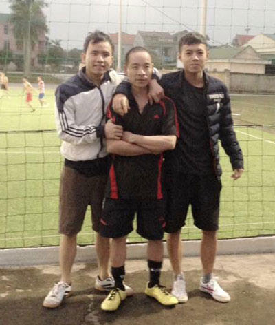 Anh Xuân Linh, người đăng video (bên phải) và anh Xuân Minh, ông bố 2 con, giữ lời hứa nhảy xuống ao (ở giữa).