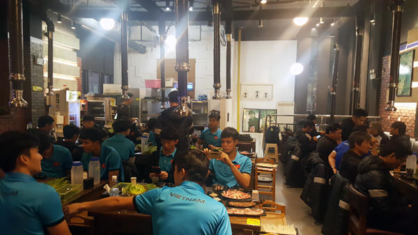 Tuyết rơi trắng Thường Châu, cầu thủ Việt Nam thích thú, 'phù thủy Park 'đau đầu'