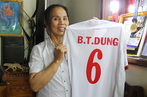 Bà Dương Thị Hường (mẹ trung vệ Bùi Tiến Dũng) dự định sẽ sang Trung Quốc cổ vũ con trai. Ảnh: Đức Hùng
