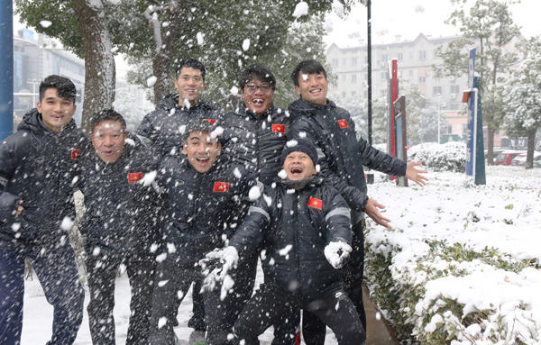 Tuyết rơi trắng Thường Châu, cầu thủ Việt Nam thích thú, 'phù thủy Park 'đau đầu'