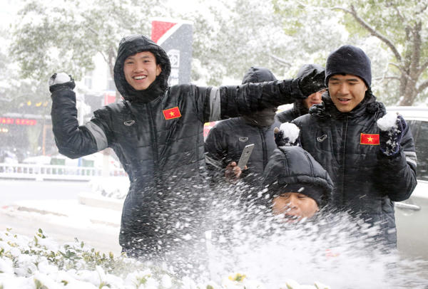 Tuyết rơi trắng Thường Châu, cầu thủ Việt Nam thích thú, 'phù thủy Park 'đau đầu'