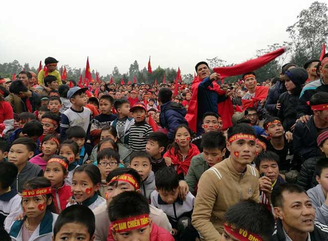 truc tiep tai nha quang hai: quang hai ghi ban, san van dong thon nhu "no tung" hinh anh 1