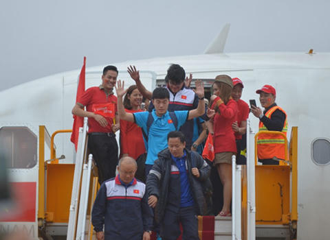 Vỡ hòa cảm xúc trước những hình ảnh đầu tiên về U23 tại Hà Nội