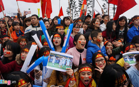 Cờ đỏ sao vàng rợp bay dọc đường lên Nội Bài chờ đón U23 Việt Nam