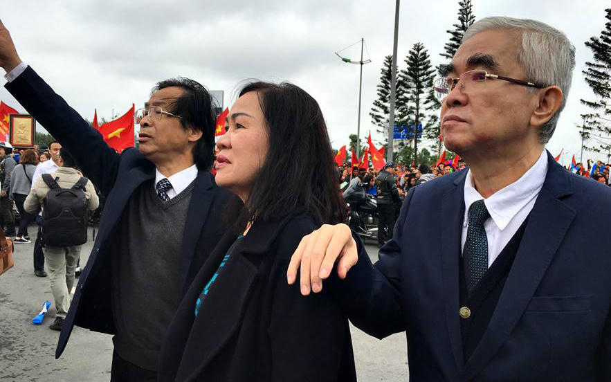 Cờ đỏ sao vàng rợp bay dọc đường lên Nội Bài chờ đón U23 Việt Nam