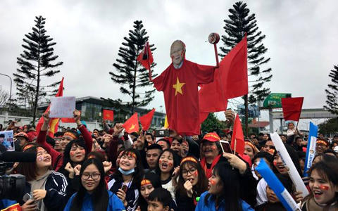 Cờ đỏ sao vàng rợp bay dọc đường lên Nội Bài chờ đón U23 Việt Nam