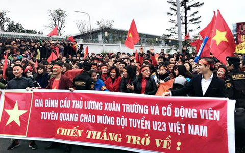 Cờ đỏ sao vàng rợp bay dọc đường lên Nội Bài chờ đón U23 Việt Nam