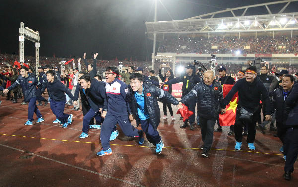 Vinh danh U23 Việt Nam trong tiếng hò reo của hàng vạn người