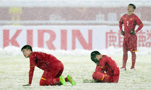 Các cầu thủ U23 Việt Nam tiếc nuối sau trận thua ở chung kết.