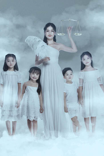 Thanh Tú (giữa) hóa thân thành Nữ thần công lý trong bộ ảnh kêu gọi chống xâm hại tình dục trẻ em.