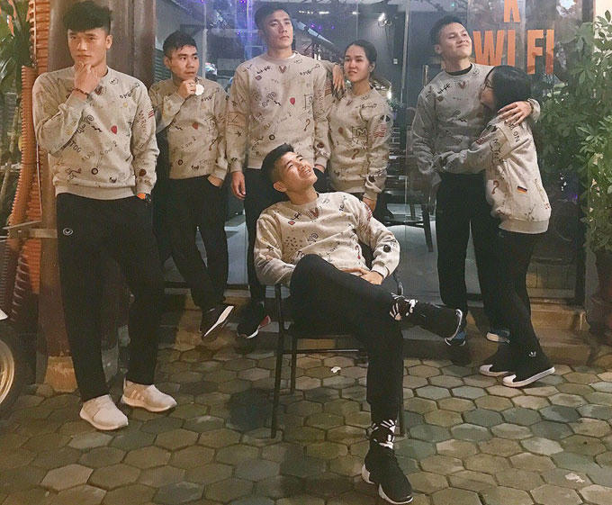 Những lần diện đồ tập thể 'đốn tim' chị em của U23 Việt Nam