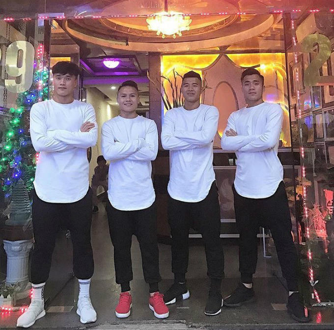 Những lần diện đồ tập thể 'đốn tim' chị em của U23 Việt Nam