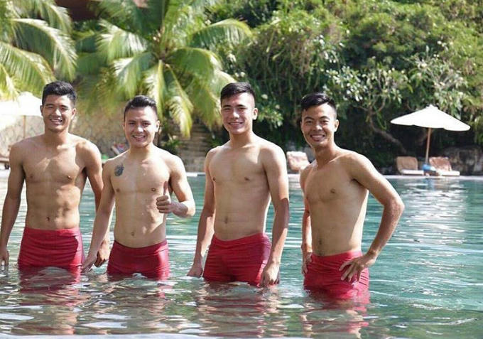 Những lần diện đồ tập thể 'đốn tim' chị em của U23 Việt Nam