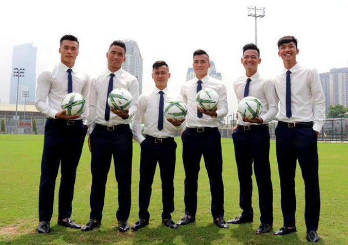 Những lần diện đồ tập thể 'đốn tim' chị em của U23 Việt Nam