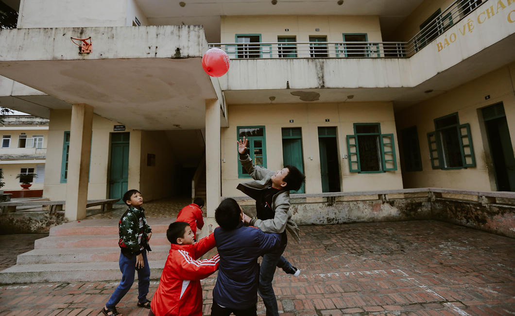 Lũ trẻ giết thời gian buổi chiều bằng một trò chơi tự nghĩ