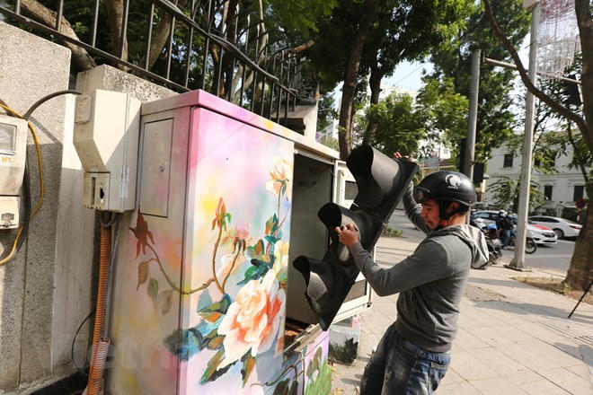Thay 'áo' mới cho những bốt điện 'vô hồn' ở Hà Nội