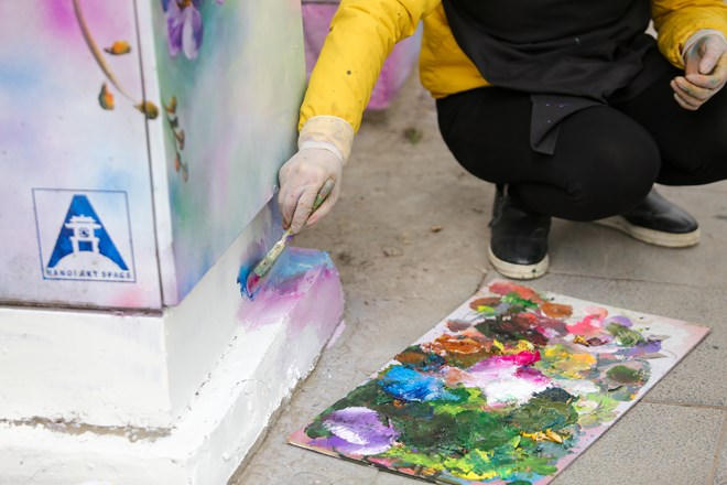 Thay 'áo' mới cho những bốt điện 'vô hồn' ở Hà Nội