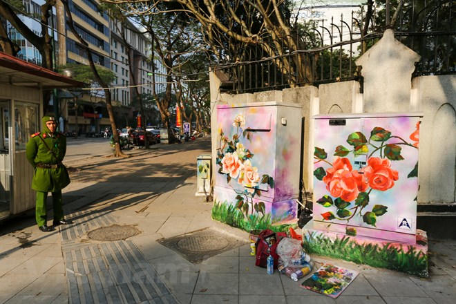 Thay 'áo' mới cho những bốt điện 'vô hồn' ở Hà Nội