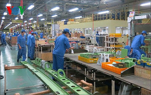 cong nhan tranh thu lam them kiem tien tieu tet hinh 2