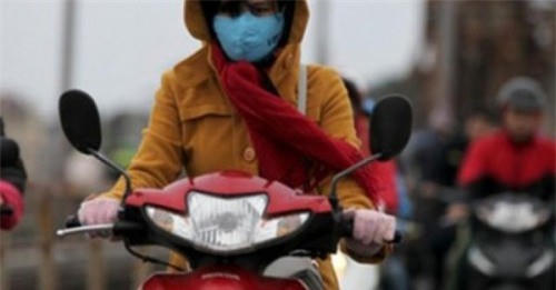  Người lái xe nên mặc đủ ấm khi ra đường để bảo vệ cơ thể, hạn chế mất nhiệt. Ảnh minh họa 