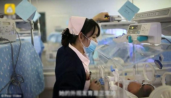 Em bé đang được chăm sóc đặc biệt tại bệnh viện. Ảnh: Pear.