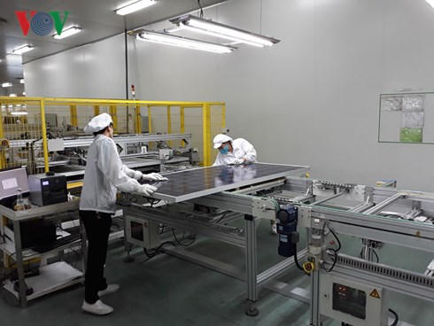 cong nhan tranh thu lam them kiem tien tieu tet hinh 1