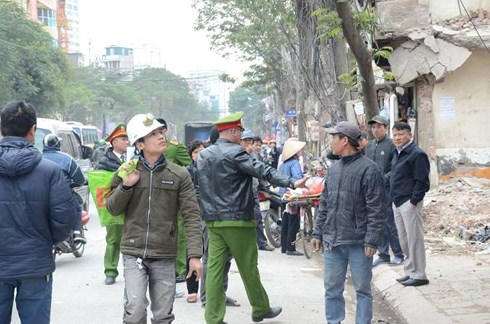nguoi phu nu dang di xe dap tren duong bi hang tan be tong de len hinh 1