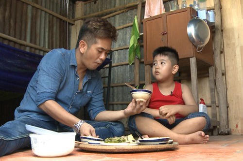 Ngoài diễn xuất, Hùng Thuận làm đủ nghề để kiếm tiền trang trải cuộc sống cho gia đình.