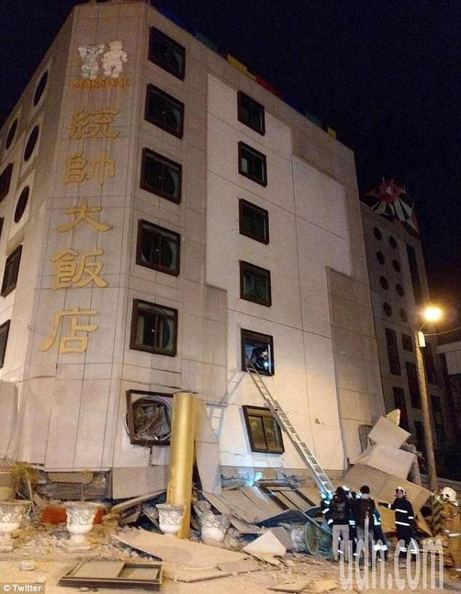 Động đất 6,4 độ richter ở Đài Loan, nhiều tòa nhà nghiêng ngả chờ sập - ảnh 1