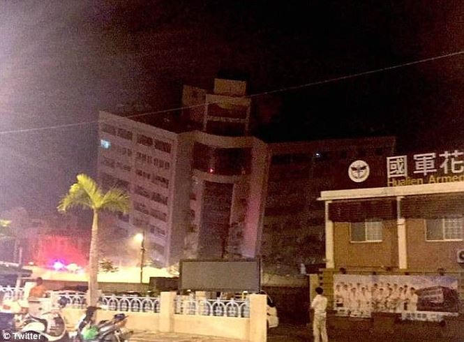 Động đất 6,4 độ richter ở Đài Loan, nhiều tòa nhà nghiêng ngả chờ sập - ảnh 4