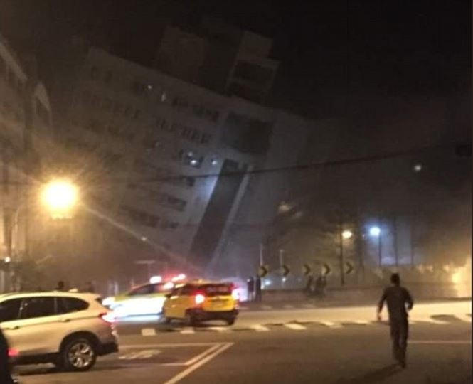 Động đất 6,4 độ richter ở Đài Loan, nhiều tòa nhà nghiêng ngả chờ sập - ảnh 3