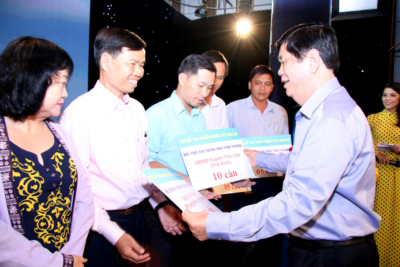 Trao 166 căn nhà và hơn 2.000 phần quà Tết cho người nghèo miền Tây