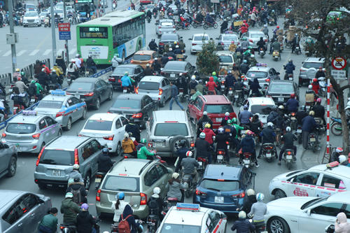 16h ngày 7/2, giao thông tại ngã tư Giảng Võ - Đê La Thành ùn ứ, xe máy nối đuôi nhau đi vào làn đường ưu tiên dành cho xe buýt nhanh (BRT). Ảnh: Võ Hải.