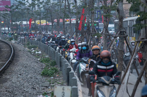 Tắc đường, xe máy leo lên vỉa hè đường Giải Phóng (đoạn bến xe Nước Ngầm). Ảnh: Mạnh Cường.